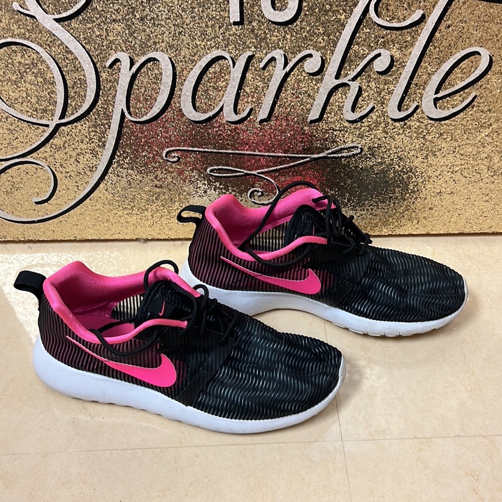NIKE Kid's Roshe One Flight Weight GS, Black/White-Hyper Pink, size‎ 5.5